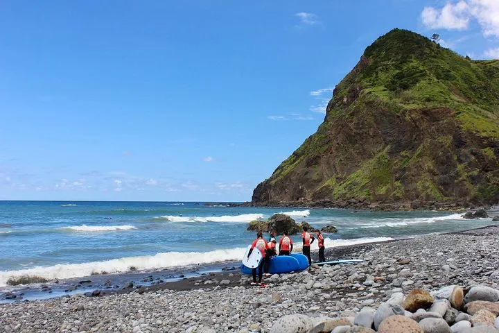Small-group surf lessons for faster progress