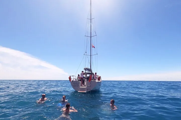 Half-Day Boat Trip Madeira Funchal- Private Yacht Snacks & Drinks